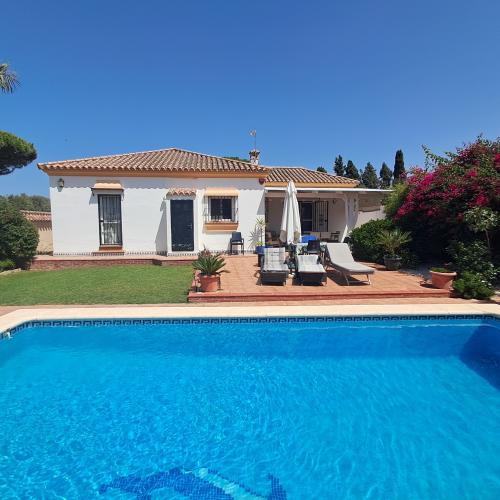 Piscina con chalet y porche