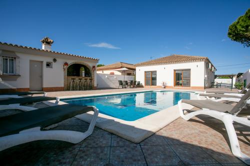 Piscina, chalet y barra