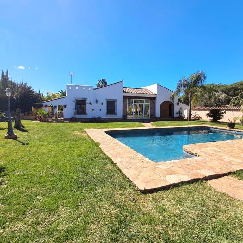 Casita con jardín y piscina