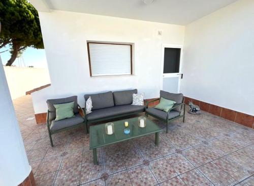 Porche con sofá y sillones