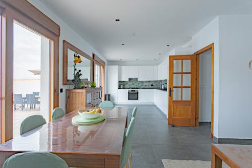 Salón y cocina abierta