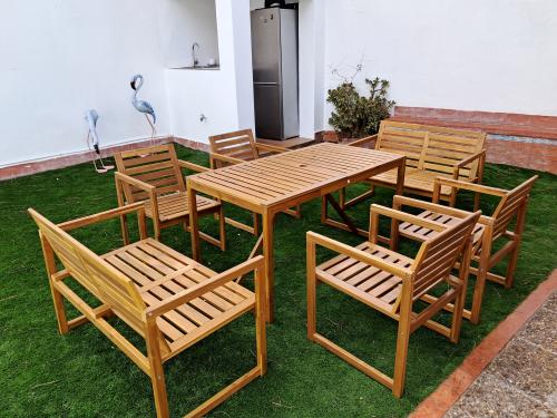 Mesa comedor con barra y frigorífico