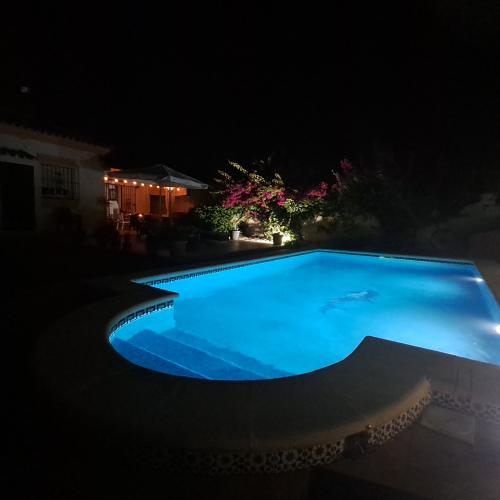Piscina en la noche