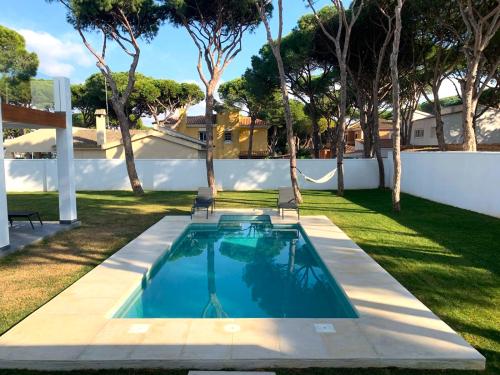 Piscina con tumbonas y hamaca