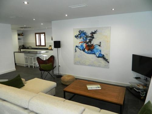 Salón hacia la cocina abierta