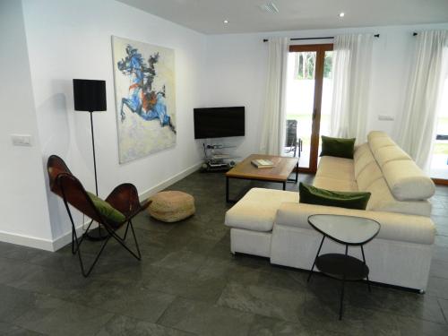 Salón con sofá y tele