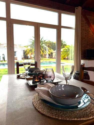 Mesa con vistas a la piscina